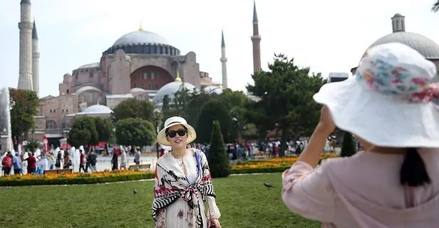 Türkiye’ye her saat 10 bine yakın turist geliyor