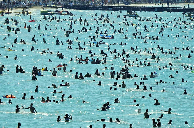 Çeşme'de nüfus 1 milyonu aştı! Denizde bile adım atacak yer kalmadı