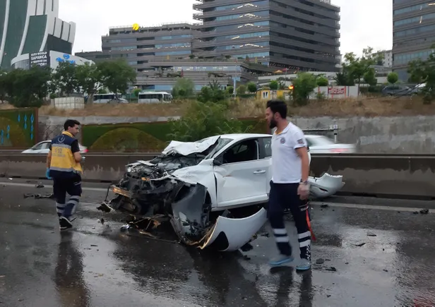 Maltepe'de zincirleme kaza! 8 araç birbirine girdi, ortalık savaş alanına döndü-3