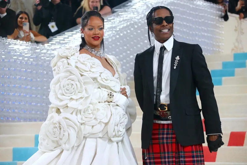 rihanna-ucuncu-kez-anne-oldu-kizina-kavustu-cocuklarina-verdigi-isimlerdeki-detay-1758796938510.jpg Kaynak: Sosyal medya