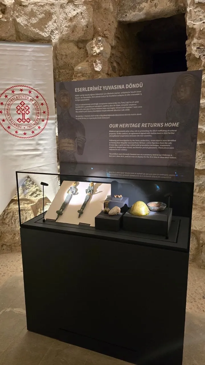 İsviçre'den Türkiye'ye 7 adet tarihi eser iade edildi. (takvim.com.tr)