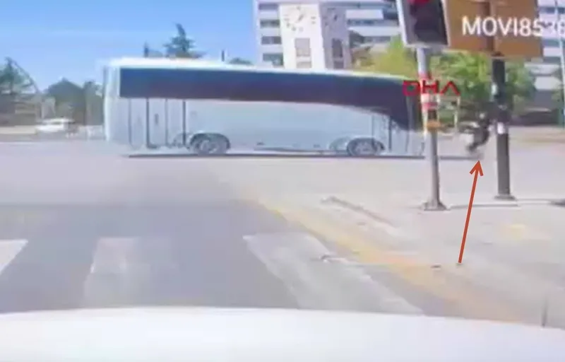 scooter-sorunu-ankarada-feci-kaza-islek-caddede-yolun-karsisina-gecmeye-calisti-metrelerce-suruklendi-1713248793909.jpeg Scooter sorunu! Ankara'da feci kaza... İşlek caddede yolun karşısına geçmeye çalışınca metrelerce sürüklendi-4