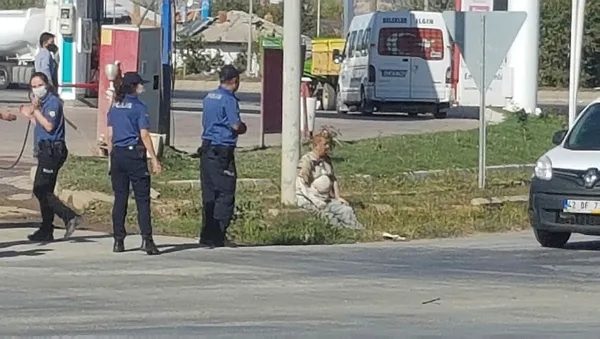 alev-topuna-donen-aracin-icinden-cikarilan-surucu-cevredekilerin-yardimiyla-kurtarildi-1602841547058.jpg Alev topuna dönen aracın içinden çıkarılan sürücü çevredekilerin yardımıyla kurtarıldı-3