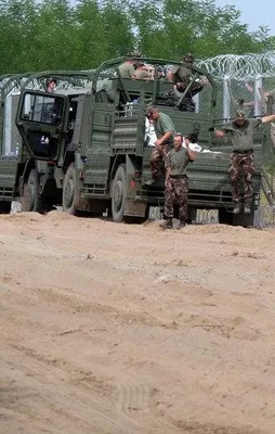 Macaristan sınırlarına elektrikli tel!