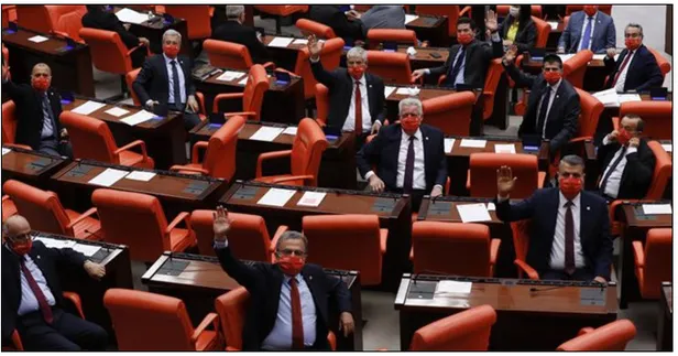 CHP’li milletvekillerinin Meclis’te taktıkları Atatürk imzalı maskeler çöpe atıldı-5