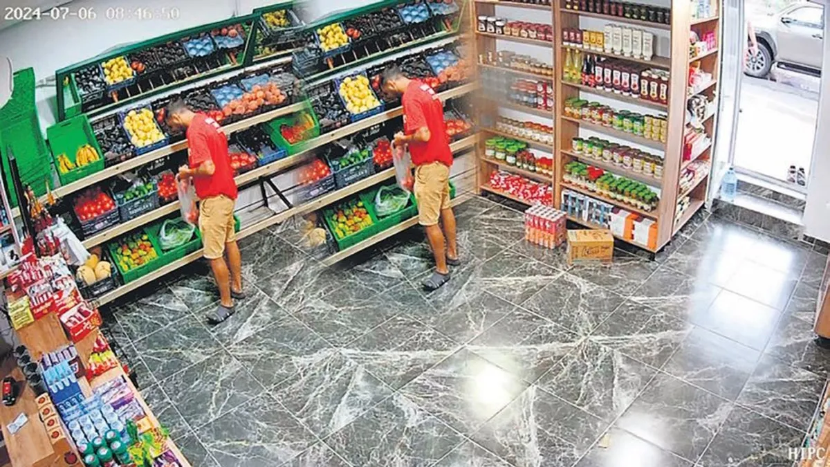 Sosyal medya bu işçiyi konuşuyor! Çamur olan ayakkabısını çıkararak markete girdi
