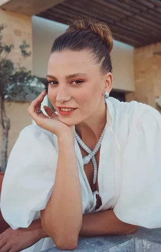 Serenay Sarıkaya sosyal medyada atağa kalktı! Takipçi sayısındaki artış şakına çevirdi herkes aynı soruyu sordu