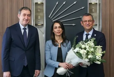 CHP'nin ortağı DEM'den 'Kandil' mitingi! Özgür Özel'in çiçek verdiği Tuncer Bakırhan'dan küstahlık: Öcalan’ın deklarasyonunun arkasındayız