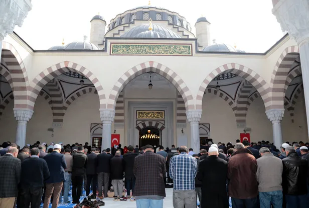 Cuma namazı nasıl kılınır, kaç rekat? Cuma namazının hükmü nedir? Diyanet Cuma namazı kılınışı-4
