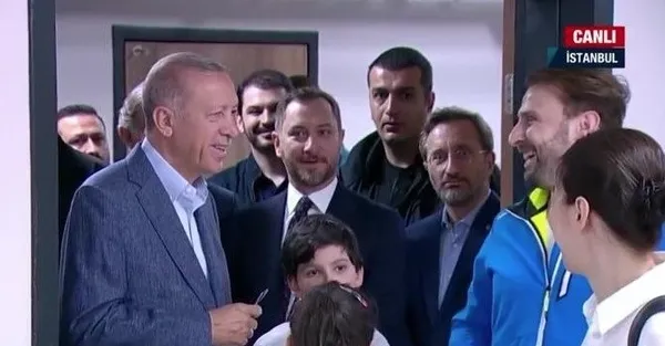 14 Mayıs Cumhurbaşkanlığı ve Milletvekili seçimlerinde oy verme sırasında Başkan Erdoğan’ı fark etmeyen seçmenin şaşkınlığı gülümsetti-8