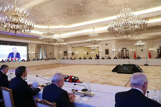 Başkan Erdoğan'ın liderliğinde yapılan Koronavirüsle Mücadele Eşgüdüm Toplantısı öncesi dikkat çeken görüntü