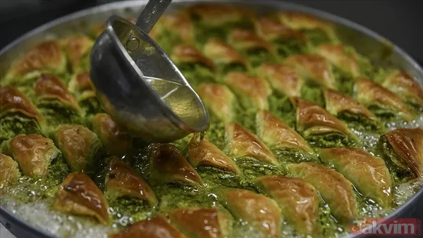 Pişirelim Önceden Isıtılmış 180°C Fırında Altı Üstü Güzelce Kızarana Kadar Yaklaşık 40-45 Dakika Pişirin. Baklavanın Üzeri Altın Sarısı Bir Renk Aldığında...