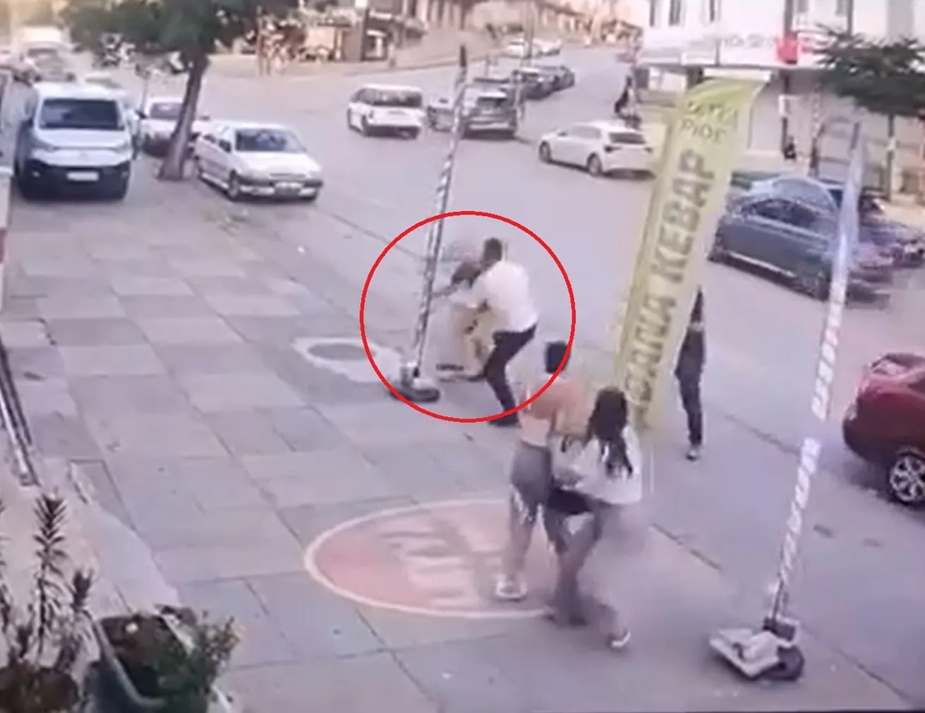Ankara’da genç kızları korumak isteyen 72 yaşındaki adam tekme tokat darbedildi: Şüpheliler gözaltında