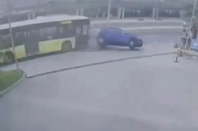 Son dakika: Pendik'te feci kaza! İETT otobüsünün çarptığı aracın takla attığı anlar kamerada
