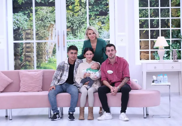 Esra Erol canlı yayında biten 18 yıllık hasret! Hayat hiç görmediği ağabeyine kavuştu gözyaşları sel oldu! Annesi ve babası ise...-9