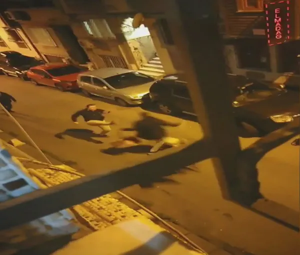 sislide-davulu-bicaklayan-turist-davulcuyu-da-kovaladi-iste-o-anlar-1619599040204.jpg Şişli'de davulu bıçaklayan turist davulcuyu da kovaladı! İşte o anlar-5