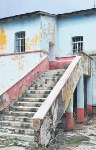 Kars'ta Çarlık Rusyası döneminde de kullanılan cezaevi harabeye döndü