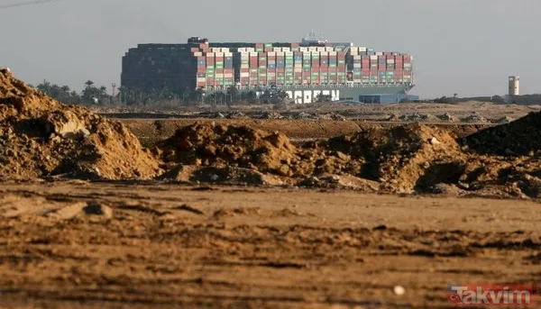 SON DAKİKA: Süveyş Kanalı'nda sıkışan Ever Given isimli gemi hareket ettirildi! Mürettebatın sevinç anları kamerada: Allahuekber - 22