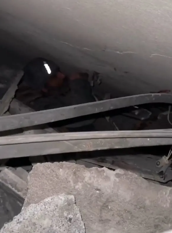 kurtarma-ekibi-ile-enkaz-altinda-diyalogu-gundem-olmustu-ahmet-abi-neler-atlatmis-oldurmeyen-allah-oldurmuyor-1676701440776.jpg Kurtarma ekibi ile enkaz altında diyaloğu gündem olmuştu! 'Ahmet Abi' neler atlatmış: Öldürmeyen Allah öldürmüyor-4