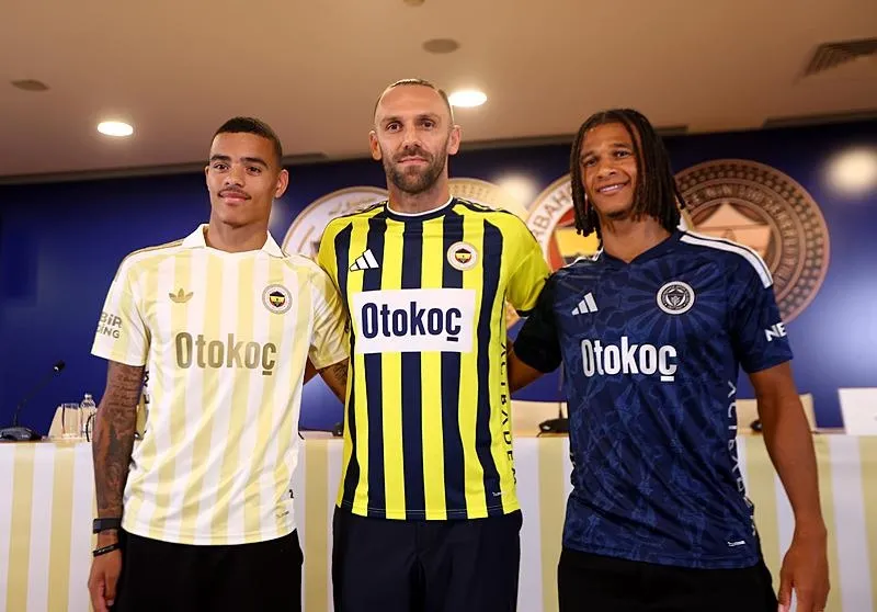 fenerbahceden-imza-toreninde-transfer-mujdesi-geldi-1784295528211.jpeg Fenerbahçe'den yeni transferlerin imza töreninde flaş mesaj: 1 transfer daha yolda!-7