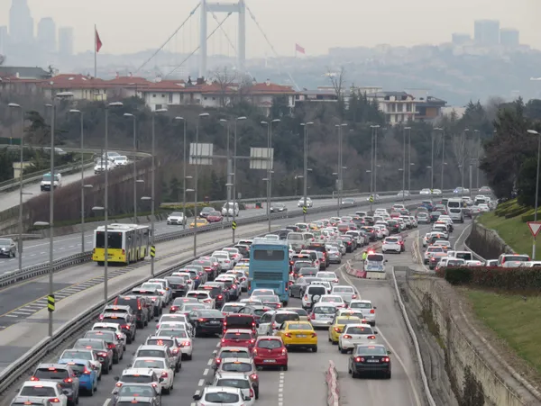 son-dakika-istanbul-trafik-durumu-kisitlama-kalkti-trafik-yogunlugu-yuzde-70e-dayandi-1615030951908.jpg