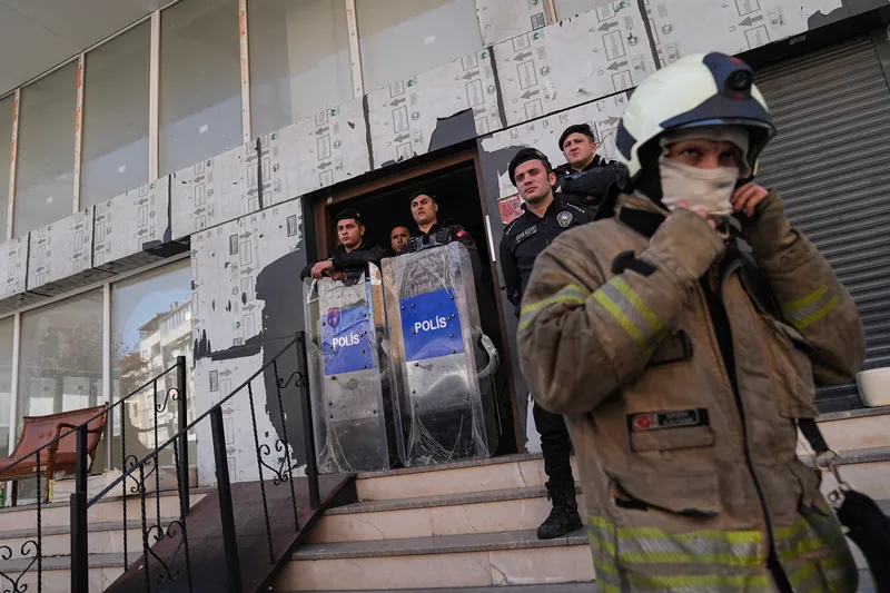 Yer: Şişli! Polislerin tahliye etmek istediği 3 kişi binayı yakmaya çalıştı!-7