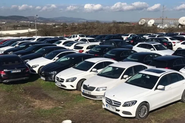 Ucuz araba almak isteyenlere müjde! Hepsi yarı fiyatına satılıyor! Range Rover, Mercedes, Porsche, Audi...