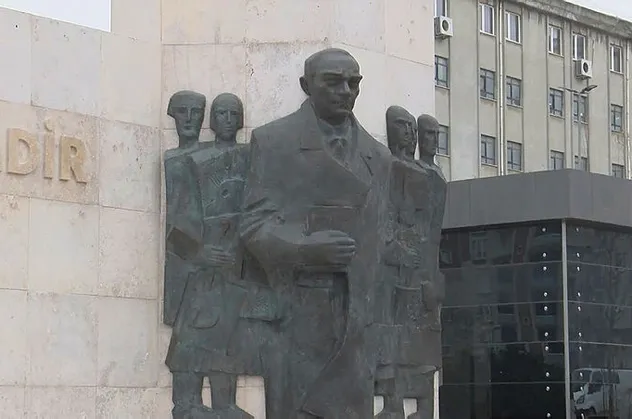 Bağcılar'da Ekrem İmamoğlu'nun açılışını yaptığı Atatürk heykeli tartışma yarattı! "Atatürk'e benzemiyor"