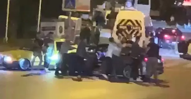 Ne alıp veremediğiniz var be! Ümraniye'de iki sürücü arasında yumruk yumruğa yol verme kavgası