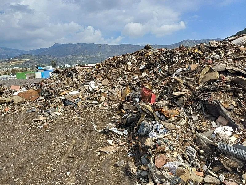 Bayraklı Belediyesi'ne 3 milyon 739 bin 452 lira idari ceza uyguladı. (AA)