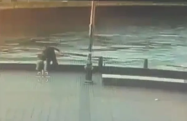 eminonunde-agizlari-acik-birakan-cinayet-once-kiz-cocugunu-denize-atmak-istedi-daha-sonra-kiyida-oturan-adama-attigi-yumrukla-olumune-neden-oldu-1621952161802.jpg Eminönü'nde ağızları açık bırakan cinayet! Önce kız çocuğunu denize atmak istedi daha sonra kıyıda oturan adama attığı yumrukla ölümüne neden oldu-6