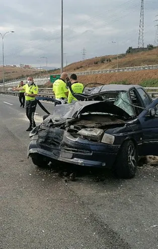Otoyolda korkunç kaza! Otomobil kamyona çarptı