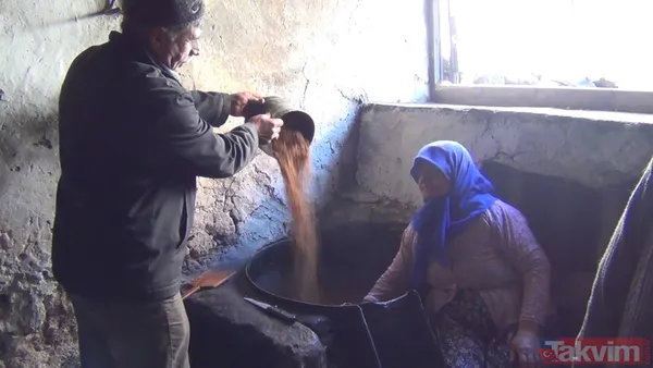 Babalarından miras kaldı! Karı-koca yarım asırdır aynı yöntemle susam yağı çıkarıyor - 5