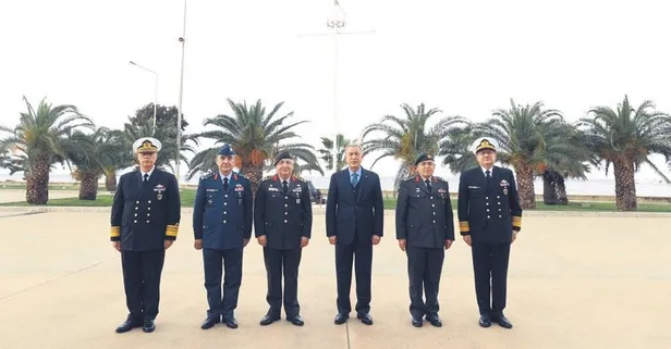 Milli Savunma Bakanı Hulusi Akar, beraberindeki TSK komuta kademesi Ege'de gövde gösterisi yaptı