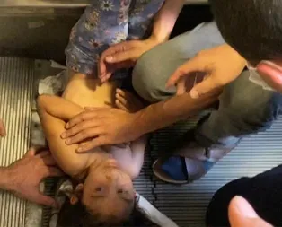 Metroda dehşet anları! Küçük kız merdivenlere sıkıştı