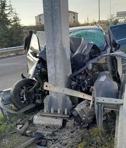 eskisehirde-bariyer-ve-direge-carpan-cipin-surucusu-oldu-feci-goruntuler-1704376089159.jpeg Eskişehir'de bariyer ve direğe çarpan cipin sürücüsü öldü! Feci görüntüler-2