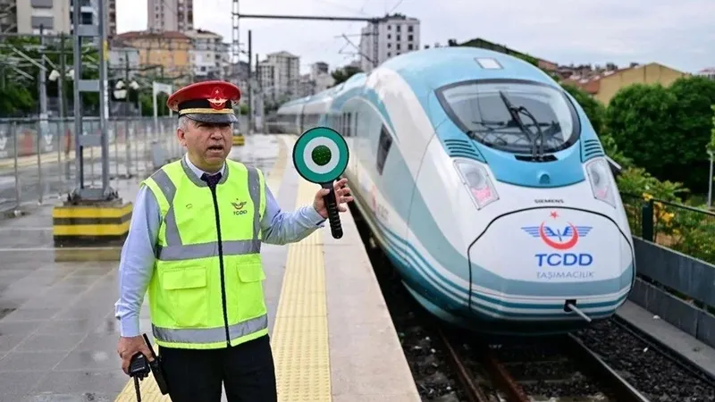 dikkat-yuksek-hizli-tren-sefer-saatleri-duzenlendi-1720203864526.jpeg Dikkat Yüksek Hızlı Tren sefer saatleri düzenlendi-5