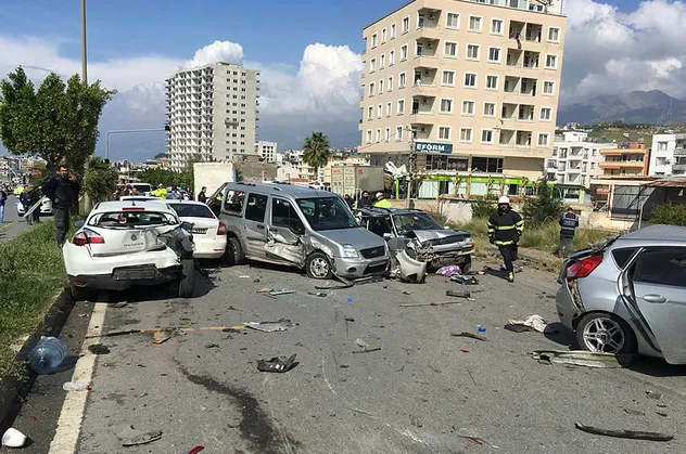 Hatay'da feci kaza! Freni boşalan tır dehşet saçtı