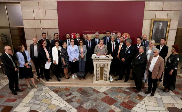tbmmde-chpli-ve-hdpli-vekillerden-korsan-giris-turk-tabipler-birligi-baskani-sebnem-korur-fincanciyi-perdeleye-1655374780985.jpg TBMM'de CHP'li ve HDP'li vekillerden korsan giriş! Türk Tabipler Birliği Başkanı Şebnem Korur Fincancı'yı perdeleyerek Meclis'e soktular-2