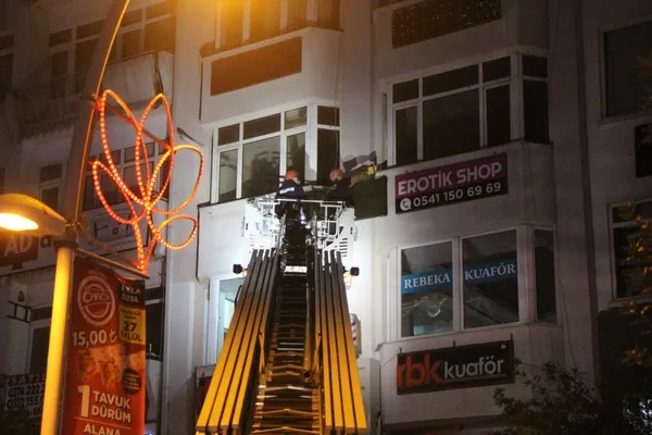 boluda-iki-ogrencinin-actigi-ruhsatsiz-erotik-shop-tabelasi-indirilerek-isyeri-muhurlendi-1632551419343.jpg Bolu’da, iki öğrencinin açtığı ruhsatsız 'Erotik Shop’, tabelası indirilerek işyeri mühürlendi-2