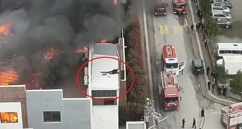 bursada-korku-dolu-anlar-alevlerin-arasindan-kalan-isci-boyle-kurtarildi-1775134002366.jpeg Bursa'da korku dolu anlar: Alevlerin arasından kalan işçi böyle kurtarıldı-4