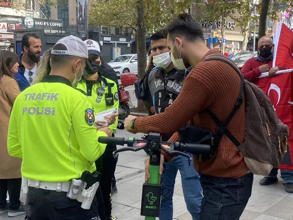 istanbulda-elektrikli-scooter-denetlemesi-bagdat-caddesinde-kaldirimda-ilerleyen-4-kisiye-bin-256-lira-ceza-kesildi-1635347057306.jpg