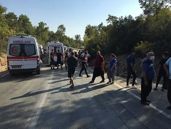 Son dakika: Mersin'de işçi midibüsü devrildi! 2 ölü 33 yaralı-1