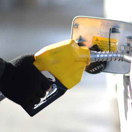 Akaryakıtta çift yönlü değişim: Benzine indirim motorine zam bekleniyor! 9 Ekim güncel akaryakıt fiyatları
