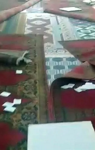 Son dakika: Katil Esad milisleri sonunda bunu da yaptı! Camiye saldırıp Kur'an-ı Kerim'i yere attılar