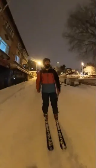 ibb-yuzunden-yasanan-kar-esareti-vatandasa-kaymayi-da-ogretti-avcilardan-firuzkoye-kayarak-gitti-1643093285415.jpg İBB yüzünden yaşanan kar esareti vatandaşa kaymayı da öğretti! Avcılar'dan Firüzköy'e kayarak gitti-5