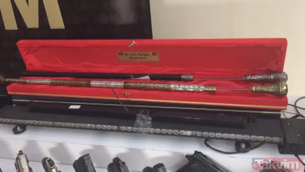 SON DAKİKA: Sedat Peker operasyonunda ele geçirilenler sergilendi! Kılıç da var - 2