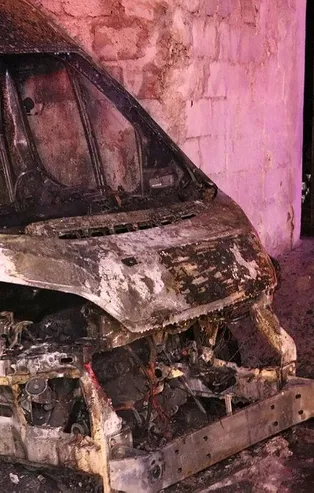 Son dakika: İzmir'de kundaklandığı iddia edilen servis minibüsü kullanılamaz hale geldi