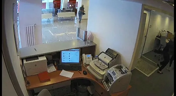 Bankada dehşet anları! Soygun yapmaya çalıştı ancak...-3