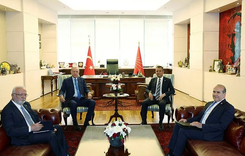 Başkan Erdoğan CHP Genel Merkezi'nde Özgür Özel ile bir araya geldi! 18 yıl sonra 1 saat 30 dakikalık tarihi zirve: Ne konuşuldu?-6